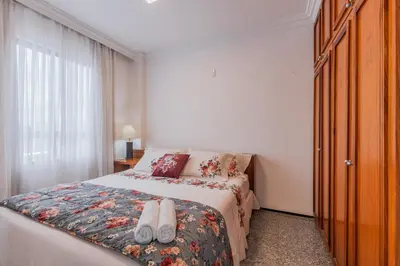 Uma cama ou camas num quarto em Vista Alta - 150 metros BEIRA MAR - Garagem - Recepção 24horas - Smart TV - Cozinha Completa - Ar Condicionado Sala e Quarto - Internet 100Mb Upload e 50Mb Download