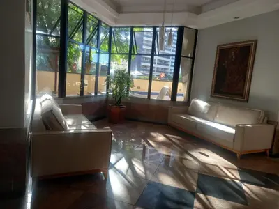 Uma área de estar em Newlife Residence