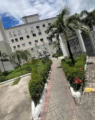 Um jardim no exterior de Apartamento próximo ao aeroporto
