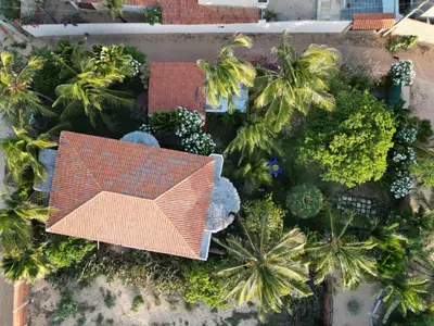 Um jardim no exterior de Mermaid House, kitchen, Wi-Fi, parking, centre 5 minutes on foot and near Sunset Dune