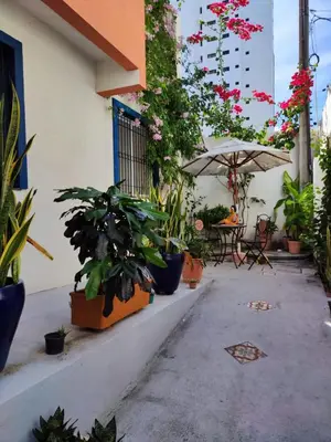 Um jardim no exterior de Casa Sagrada 282