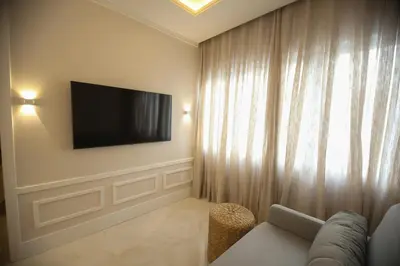 Uma televisão e/ou sistema de entretenimento em Flat Beira Mar