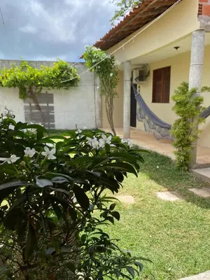 Um jardim no exterior de Suítes nativa