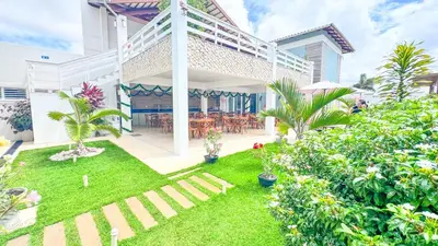 Um jardim no exterior de Pousada Diane