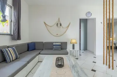 Uma área de estar em Casa com Piscina em Porto das Dunas by Carpediem