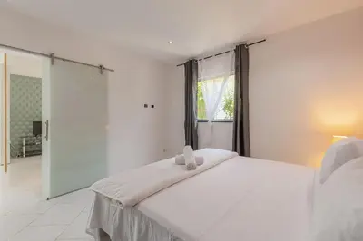 Uma cama ou camas num quarto em Casa com Piscina em Porto das Dunas by Carpediem