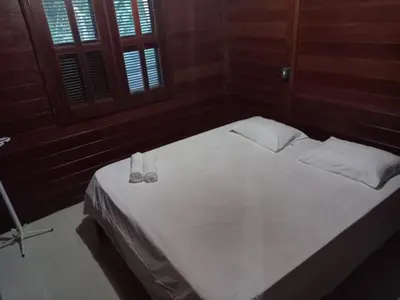Uma cama ou camas num quarto em Casa de madeira A 6km de Guaramiranga