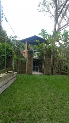 Um jardim no exterior de Pousada Rota Do Beija Flor PACOTI-CE