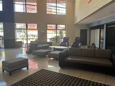 Uma área de estar em Flat Iate Plaza