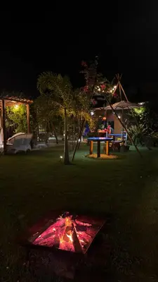 Um jardim no exterior de Bangalôs Flecheiras de Canaã