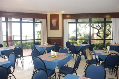 Um restaurante ou outro lugar para comer em Flat 912 - Iate Plaza Hotel