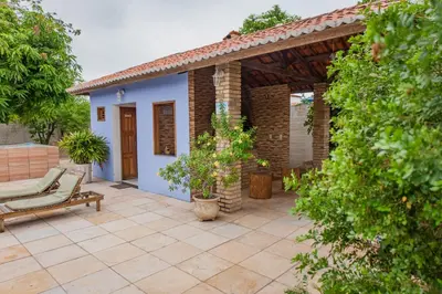 Um jardim no exterior de Pousada Gincoara