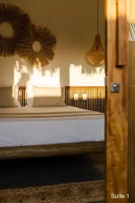 Uma cama ou camas num quarto em Villa Aura, piscina privativa e rooftop com vista excepcional pro mar, 150m do mar e do Rancho do Kite, Praia do Prea