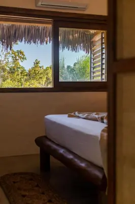 Uma cama ou camas num quarto em Villa Aura, piscina privativa e rooftop com vista excepcional pro mar, 150m do mar e do Rancho do Kite, Praia do Prea