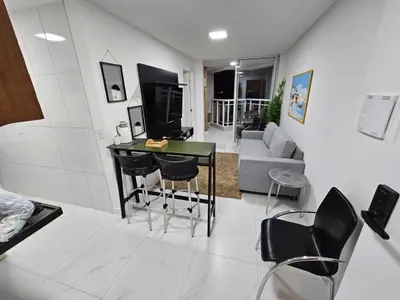 Uma área de estar em Apart vista para o mar da Praia de Iracema