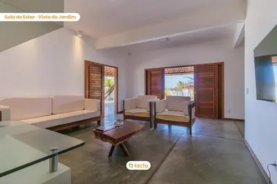 Uma televisão e/ou sistema de entretenimento em Casa a 150m da praia no Pontal do Maceió por Tactu