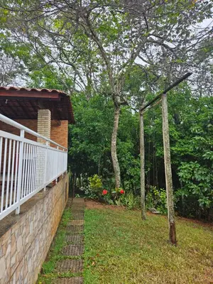 Um jardim no exterior de Chalé Verdelândia Guaramiranga - Casa com piscina na Serra