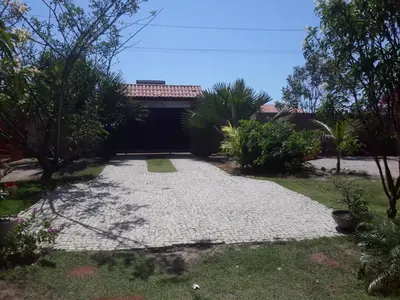 Um jardim no exterior de Chales Da Mata