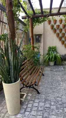Um jardim no exterior de Ocean Praia Hotel