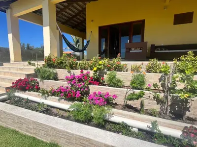 Um jardim no exterior de Villa Amarelo