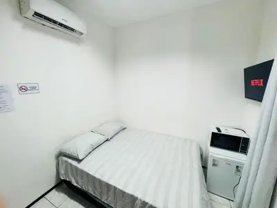 Uma cama ou camas num quarto em Mini Ap no derby com Garagem