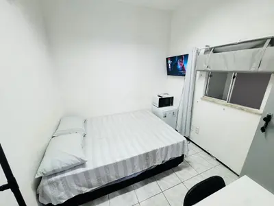 Uma cama ou camas num quarto em Mini Ap no derby com Garagem