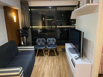 Uma televisão e/ou sistema de entretenimento em Flat Mar Vip