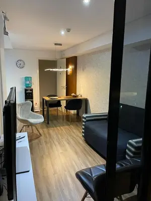 Uma televisão e/ou sistema de entretenimento em Flat Mar Vip