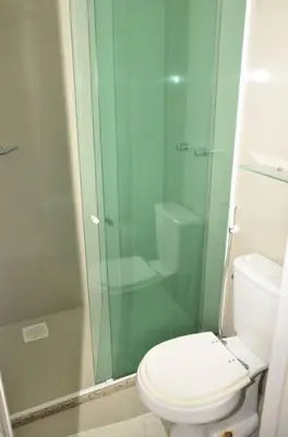 Uma casa de banho em VG Fun Praia do Futuro apto 213