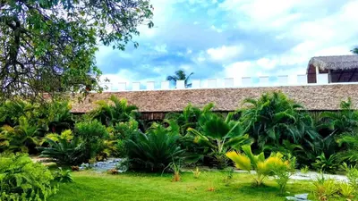 Um jardim no exterior de Castelo Vendôm Ecolodge Parajuru