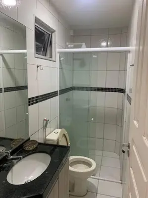 Uma casa de banho em Apt no Icaraí mobiliado de frente para a praia.