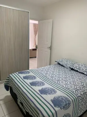 Uma cama ou camas num quarto em Apt no Icaraí mobiliado de frente para a praia.