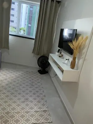 Uma televisão e/ou sistema de entretenimento em Apartamento 500m da Praia de Meireles
