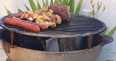 As comodidades para churrasco disponíveis para os clientes desta casa de férias