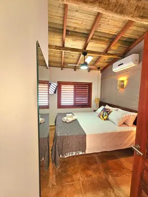 Uma cama ou camas num quarto em Chalés Mahalo J - Pontal de Maceió - Fortim