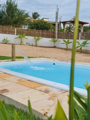 A piscina em ou perto de Moitas chalés