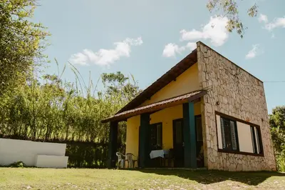 O edifício onde o alojamento de turismo selvagem está situado
