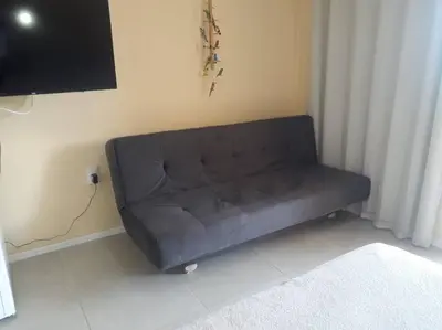 Uma área de estar em Flat aconchegante a uma quadra da praia
