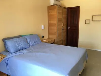 Uma cama ou camas num quarto em Flat aconchegante a uma quadra da praia