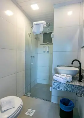 Uma casa de banho em Apartamento com garagem no Centro de Guaramiranga
