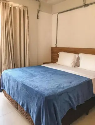 Uma cama ou camas num quarto em Apartamento com garagem no Centro de Guaramiranga