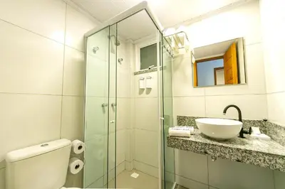 Uma casa de banho em Apartamento com garagem no Centro de Guaramiranga
