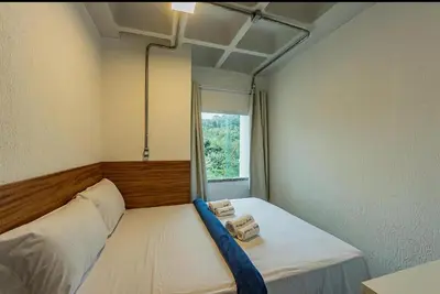 Uma cama ou camas num quarto em Apartamento com garagem no Centro de Guaramiranga
