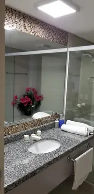 Uma casa de banho em Iate Plaza, Flat na areia em Meireles