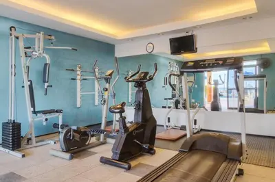 O centro de fitness e/ou as comodidades de fitness de Flat no Iate Plaza Hotel