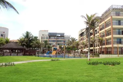 Um jardim no exterior de Ap Beach Park Living Porto das Dunas