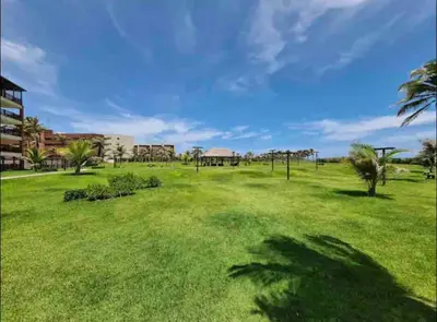Um jardim no exterior de Ap Beach Park Living Porto das Dunas