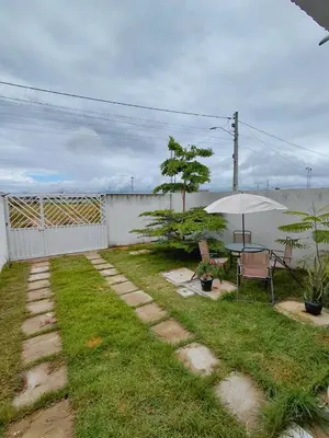 Um jardim no exterior de Refúgio tranquilo em bairro aconchegante