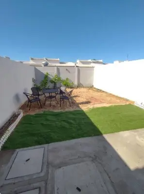 Um jardim no exterior de Refúgio tranquilo em bairro aconchegante