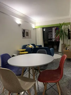 Uma área de estar em Espaçoso 2 rooms, ampla varanda perto do mar